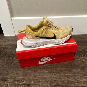 Women’s Nike court royale